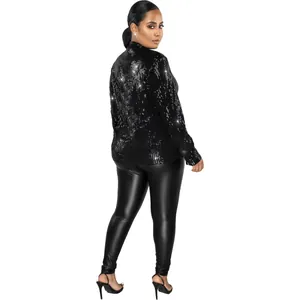 Vue arrière détaillée d'un blazer noir à paillettes chic pour femme au fini brillant