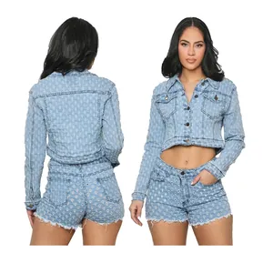 Vista detallada del conjunto de dos piezas de mezclilla azul claro con chaqueta y shorts