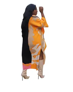 Detailansicht eines langen Damen-Strickcardigans mit auffälligem orangefarbenem Blumenmuster