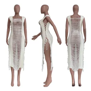 Detaillierte Ansicht des weißen Häkel-Strandkleids mit Quasten und Schnürung