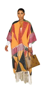 Vue détaillée d'un poncho en maille géométrique pour femme avec de longues franges style bohème