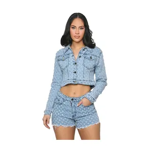 Detalle profesional de un conjunto de mezclilla azul claro desgastada con chaqueta y pantalón