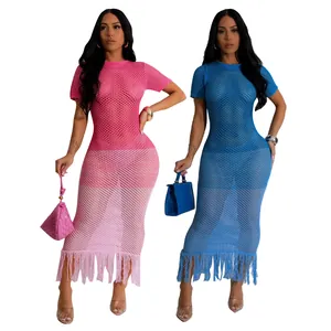Détail de deux femmes en robes de plage longues en crochet dégradé rose et bleu à franges.