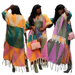 Vue détaillée d'un gilet en maille color-block pour femme avec franges et motifs géométriques.