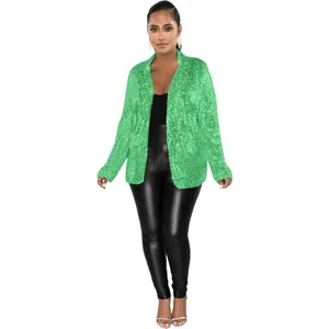 Vue complète d'un blazer vert pailleté pour femme, idéal pour les loisirs ou fêtes