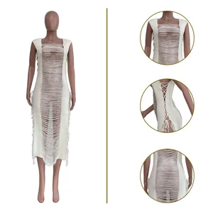 Detailansicht des weißen Strick-Strandkleides mit Schnürung am Rücken und Fransen-Design