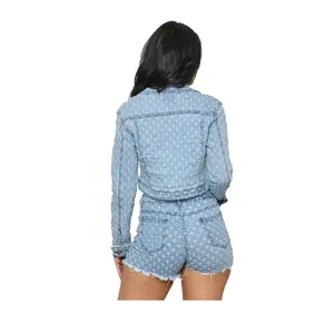 Vista trasera de un conjunto de denim azul claro desgastado con chaqueta corta y shorts