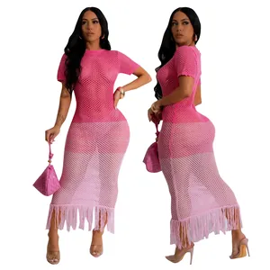 Détail de robe de plage au crochet dégradé rose avec un ourlet à franges stylé