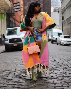 Gilet en maille à franges patchwork coloré pour femmes, idéal pour un look style urbain