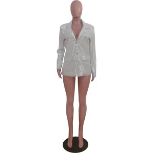 Vue détaillée d'un blazer argenté à paillettes pour femmes sur un mannequin de vitrine