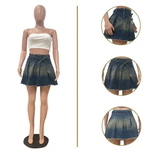 Vista detallada de la minifalda plisada de mezclilla lavada para mujer desde varios ángulos