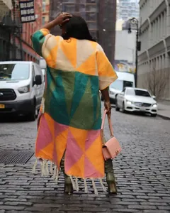 Vue arrière d'un cardigan en maille géométrique coloré avec ourlet à franges urbain