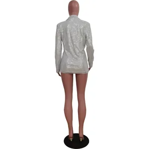 Blazer argenté à paillettes pour femme, vue de dos, veste de fête élégante et chic