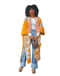Detailansicht der langen Damen-Strickjacke mit orangefarbenem, abstraktem Muster