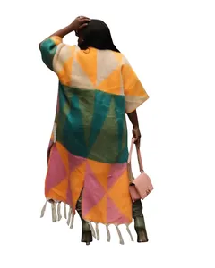 Vue arrière d'un gilet tricoté coloré avec motifs géométriques et franges