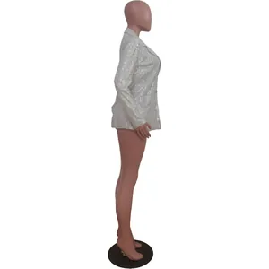 Vue latérale d'un élégant blazer à paillettes argentées pour femmes idéal pour soirées