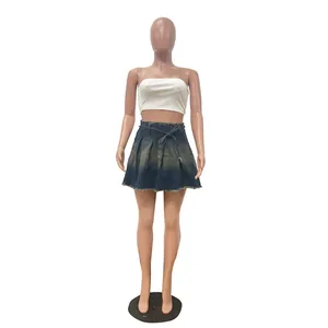 Minifalda plisada de mezclilla lavada estilo vintage en un maniquí, vista frontal