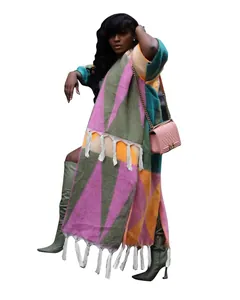 Gilet chic en maille pour femme avec patchwork géométrique et détails de franges blanches