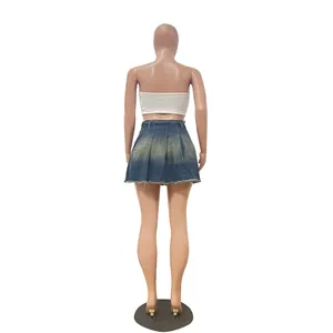 Vista trasera de una minifalda plisada informal de mezclilla lavada azul en un maniquí