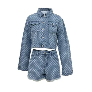 Detalle del conjunto de dos piezas con chaqueta vaquera desgastada y shorts deshilachados