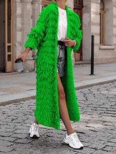 Detailansicht der neongrünen Strickjacke mit Fransen an Model in Straßenumgebung