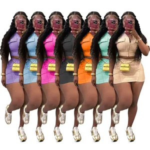 Vue détaillée présentant sept variantes de couleurs d'un ensemble jupe et crop top en maille.