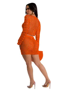 Détail de l'ensemble deux pièces au crochet orange vif à paillettes pour la plage.