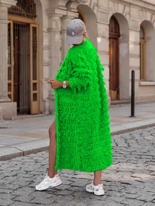Detailansicht der Textur des neongrünen langen Strickmantels mit Fransen für Damen