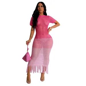 Robe de plage au crochet dégradé rose avec des détails de franges élégants à l'ourlet.