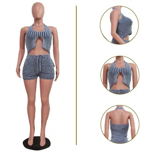 Dettaglio completo di set due pezzi in maglia a coste blu con top halter e pantaloncini
