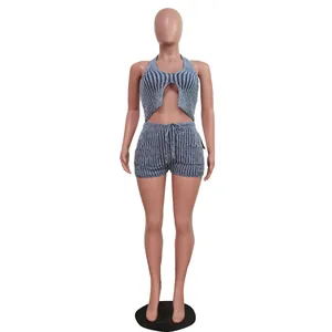 Dettaglio di un set a due pezzi in maglia a coste blu con top all'americana e pantaloncini