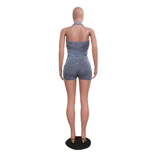 Vista posteriore di un set casual da donna con top all'americana e pantaloncini in maglia