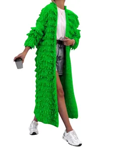 Detailansicht der leuchtend grünen langen Strickjacke mit Fransenstruktur.