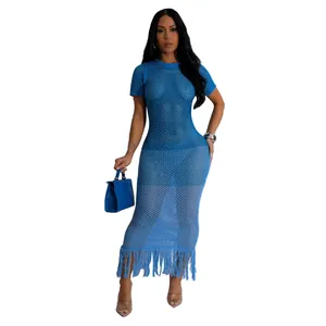 Robe de plage longue en maille crochetée bleue pour femmes avec ourlet à franges