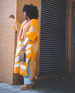 Schicker Damen Strickmantel mit orange-beigem geometrischem Muster für den Alltag Look