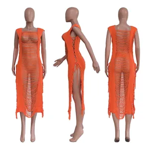 Detailansicht orangefarbenes Strick-Strandkleid mit Fransen und seitlicher Schnürung.