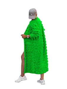Detailansicht eines neongrünen langen Cardigans mit Lagenfransen und grobem Strickmuster