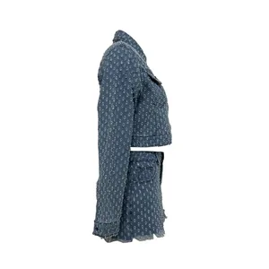 Vista lateral de conjunto vaquero azul con chaqueta corta y minifalda deshilachada