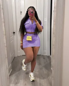 Selfie miroir d'un ensemble crop top violet délavé et mini-jupe avec accessoires dorés.