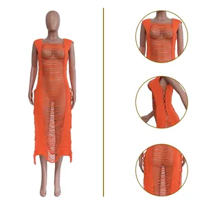 Detailansichten des orangefarbenen Häkel-Strandkleids mit Quasten und Schnürung am Rücken