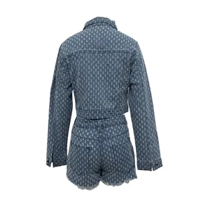 Vista trasera de conjunto vaquero de dos piezas azul para mujer con chaqueta y shorts