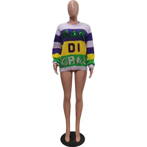 Maglione a righe colorate con scritte in paillettes per il Mardi Gras