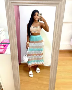 Detalle de un conjunto boho de ganchillo de dos piezas para mujer con top y falda de playa