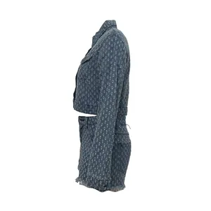 Vista lateral de un conjunto vaquero azul con chaqueta corta y pantalones cortos