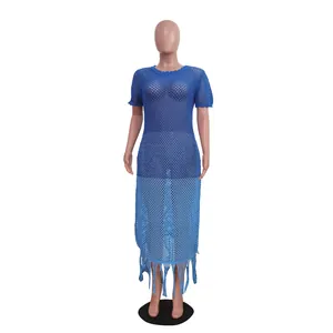 Détail de la robe de plage au crochet bleu dégradé avec ourlet à franges sur un mannequin