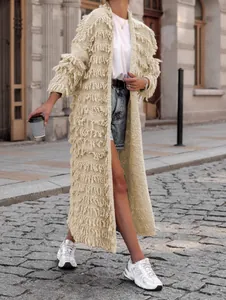 Langer beiger Strickcardigan mit Fransen in einer Lifestyle-Straßenszene.