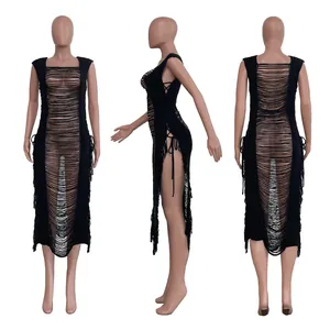 Detailansicht eines schwarzen Strick-Strandkleids mit Fransen und Cut-outs an der Schaufensterpuppe.