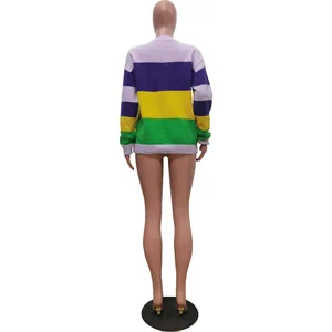 Vista posteriore dettagliata di un maglione a righe color block casual su un manichino femminile