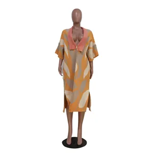 Vorderansicht eines langen Strick-Cardigans für Damen mit herbstlichem Blattmuster-Design