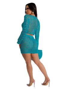 Vue arrière de l'ensemble turquoise au crochet, haut manches longues et mini-jupe à paillettes